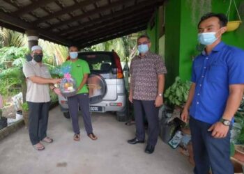HISHAMUDDIN Abdul Karim (kiri) yang ditemani Burhanudin Hilmi Harun (dua, kanan) menyampaikan sumbangan kepada keluarga Mohd. Fauzi Kassim yang cedera ditimpa tangki statik di Kampung Padang Nenas di Kuala Nerus, Terengganu.