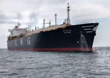 KAPAL tangki dari Republik Korea ditahan kerana berlabuh secara haram di perairan negara dekat Pulau Jarak, Lumut, Perak, kelmarin. - UTUSAN/IHSAN MARITIM MALAYSIA PERAK