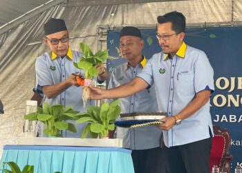 MOHD Shukri Ramli (kiri) membuat gimik simbolik Pelancaran Projek Pertanian Pemacu Ekonomi Hidroponik (PEH) Jabatan Pertanian Negeri Perlis Tahun 2022 di Kompleks Pertanian Bukit Temiang, Padang Besar, Perlis hari ini.- UTUSAN/ASYRAF MUHAMMAD