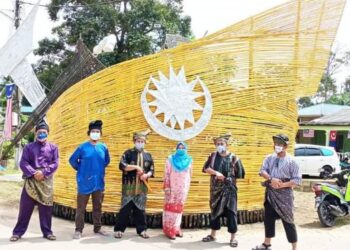 Replika tanjak dan keris gergasi yang dipasang dihadapan pintu masuk Felda Air Tawar 4, Kota Tinggi di sini bagi menyemarakkan lagi sambutan Hari Kebangsaan dan Hari Malaysia.