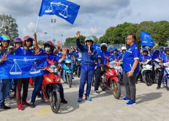 SHAHRIZAL Sahri (tengah) melepaskan konvoi jentera BN itu di Padang Astaka, Tanjong Karang, Kuala Selangor, Selangor. -UTUSAN/ ISKANDAR SHAH MOHAMED