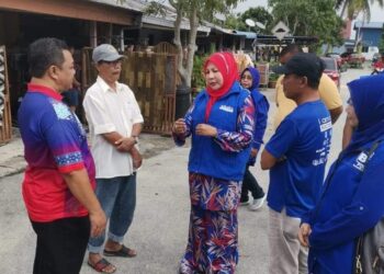 HABIBAH Mohd. Yusof beramah mesra dengan penduduk setempat di sekitar Tanjong Karang, Selangor.-UTUSAN/ ISKANDAR SHAH MOHAMED