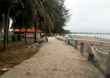 ORANG ramai tidak mengendahkan arahan penutupan Pantai Tanjung Balau, Kota Tinggi, Johor dengan melakukan riadah di kawasan berkenaan. -UTUSANMASTURAH SURADI