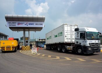 LORI kontena memasuki terminal Pelabuhan Tanjung Bruas, Melaka bagi membuat penghantaran sulung
pelet kayu ke Korea Selatan, baru-baru ini.