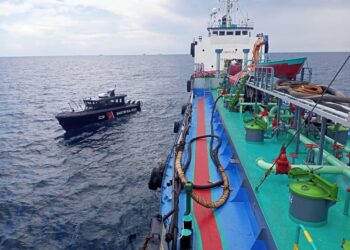 ASET Maritim Malaysia menahan kapal tangki dari Tanzania yang berlabuh secara haram di Tanjung Sedili Kecil, Kota Tinggi, Johor, semalam.
