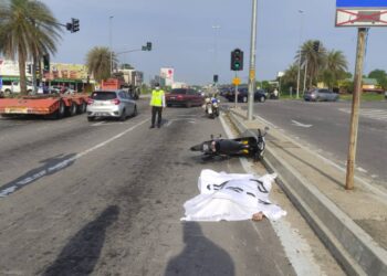 SEORANG buruh maut selepas motosikal ditunggangnya hilang kawalan sebelum melanggar pembahagi jalan berhampiran lampu isyarat di Batu 4, Kota Bharu, Kelantan, semalam. - UTUSAN/ROHANA MD. NAWI