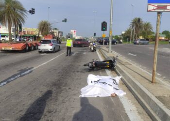 SEORANG buruh maut selepas motosikal ditunggangnya hilang kawalan sebelum melanggar pembahagi jalan berhampiran lampu isyarat di Batu 4, Kota Bharu, Kelantan, semalam. - UTUSAN/ROHANA MD. NAWI