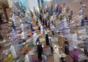 UMAT Islam menunaikan solat sunat tarawih pada malam pertama Ramadan di Masjid Wilayah Persekutuan di Kuala Lumpur. - UTUSAN/FARIS RASUDIO