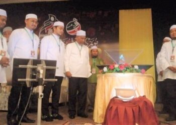 IDRIS Ahmad (empat dari kiri) merasmikan Muktamar Dewan Pemuda Pas Perak di Bukit Merah Laketown Resort dekat Bagan Serai, Perak, hari ini. - UTUSAN/WAT KAMAL ABAS