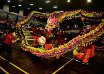 BRYAN Chee semasa menyertai pertunjukan tarian naga dalam sebuah acara yang diadakan di Kota Kinabalu baru-baru ini.