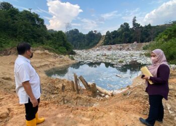 HEE Loy Sian meninjau keadaan Tasik Air Hitam yang menjadi lokasi pembuangan sampah haram sehingga menyebabkan pelepasan efluen berwarna hitam ke Sungai Perimbun dan berisiko mengakibatkan henti tugas LRA Cheras, Selangor, semalam.