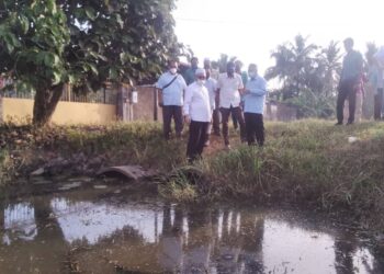 RAZMAN Zakaria (depan) meninjau sistem peparitan di Jalan Taliair Kiri  Tebuk Panchor dekat Bagan Serai, Perak hari ini. - UTUSAN/WAT KAMAL ABAS