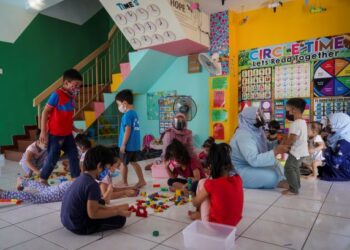 Kebenaran beroperasi bagi tadika  dan taska memberi kelegaan kepada ibu bapa yang bekerja. GAMBAR HIASAN