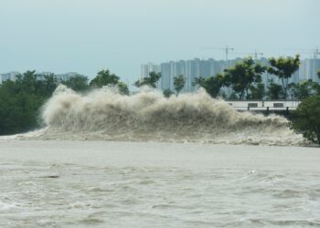 OMBAK besar yang dicetuskan Taufan Muifa membadai pesisir pantai di Hangzhou di wilayah Zhejiang, China. - AFP