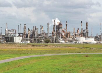 TAUFAN Ida yang melanda Louisiana, Amerika Syarikat telah menjejaskan pengeluaran minyak mentah di negeri itu, selain turut menyebabkan harga komoditi berkenaan jatuh di pasaran global. – AGENSI
