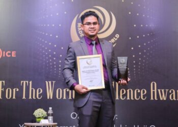 MOHD. Taufik  Mohd. Samsuddin menunjukkan anugerah Made For The World Excellence Award 2021 yang dimenangi baru-baru ini.