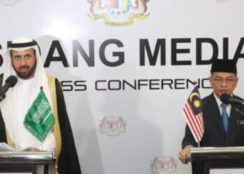 TAWFIQ Fawzan Muhammed Al Rabiah pada sidang akhbar bersama Mohd. Na’im Mokhtar di Kompleks Islam Putrajaya hari ini. - FOTO/FAISOL MUSTAFA