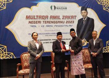 SHAIKH Harun Shaikh Ismail (dua, kanan) menyampaikan anugerah kepada amil terbaik peringkat negeri pada Multaqa Amil Zakat Negeri Terengganu di Kuala Terengganu, hari ini.