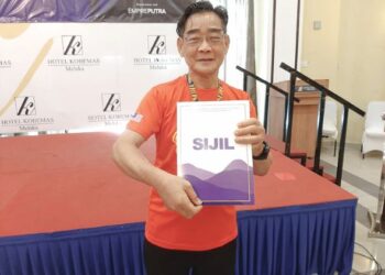 JAMES Lee Chong Meng menunjukkan Sijil Kursus Asas MGP yang dihadiri anjuran JPSM di Ayer Keroh, Melaka. - UTUSAN/AMRAN MULUP
