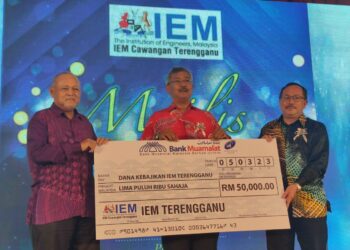 MD. Nasir Md. Noh (kiri) menyerahkan replika cek Dana Kebajikan IEM Terengganu kepada Pengerusi IEM Terengganu, Ir. Mazlan Che Ku Ahmad pada Majlis Jamuan Makan Malam IEM Terengganu 2023 di Kuala Terengganu, malam tadi.