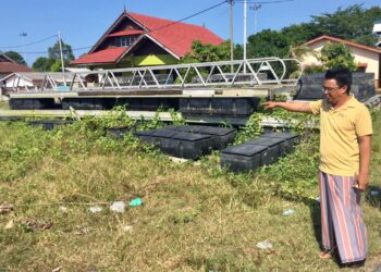 MOHD. Khalid Omar menunjukkan tempat kejadian tiga anaknya disengat tebuan di Kampung Tok Jembal, Kuala Nerus, Terengganu. - UTUSAN/TENGKU DANISH BAHRI TENGKU YUSOFF