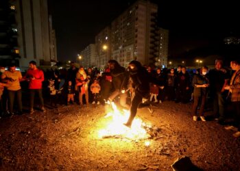 SEORANG rakyat Iran melompat di atas unggun api semasa Sambutan Chaharsanbe Suri atau Pesta Api di Tehran.-AFP