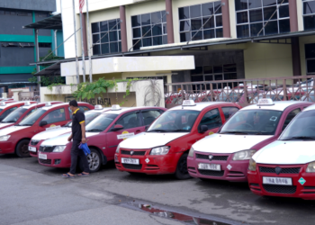 Pemandu teksi kini lebih banyak menunggu ekoran permintaan berkurangan ekoran saingan daripada perkhidmatan e-hailing. - GAMBAR HIASAN