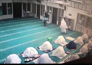 TANGKAP layar CCTV menunjukkan seorang jemaah wanita mengejar suspek yang mencuri beg tangannya di Masjid Jamek Pengadang Baru di Kuala Terengganu hari ini.