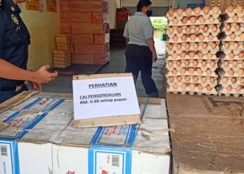 BEBERAPA anggota KPDNHEP Selangor memeriksa premisyang mengenakan caj pengendalian sebanyak 60 sen bagi setiap bekas di Klang, Selangor. - UTUSAN/ ISKANDAR SHAH MOHAMED