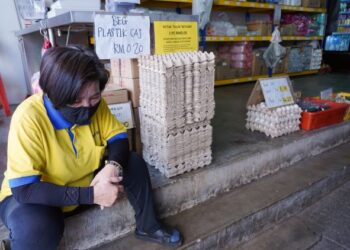 Seorang peniaga sebuah kedai runcit di Pasar Chow Kit di ibu negara semalam menunggu ketibaan stok bekalan telur ayam  yang kerap  terputus sejak beberapa bulan lalu. -UTUSAN/FAUZI BAHARUDIN