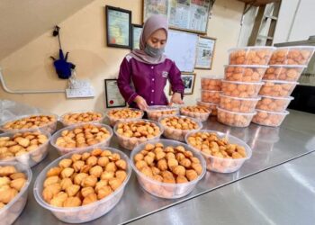 SEBAHAGIAN bahulu yang disiapkan untuk dijual di kedai Emanis Baulu Panas di Kompleks Pekan Rabu, Alor Setar, Kedah. - UTUSAN/JAMLIAH ABDULLAH