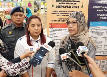 ROZIAH Abudin (kanan) ketika ditemui pemberita selepas Majlis Pelancaran SHMP Deepavali di Pasaraya Mydin, Ayer Keroh, Melaka. - UTUSAN/AMRAN MULUP 