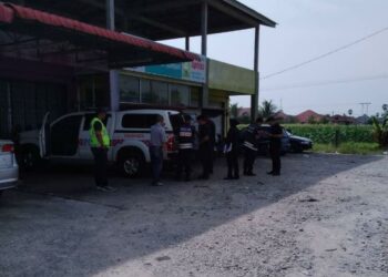 ANGGOTA  polis melakukan siasatan di lokasi kejadian di Jalan Kampung Sungai, Perupok, Bachok, Kelantan.