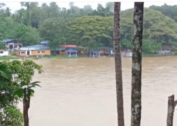 AIR Sungai Tembeling, Ulu Tembeling dilaporkan meningkat semula pukul 8.28 pagi  ini apabila siren amaran berbahaya dibunyikan di Kampung Bantal di Jerantut, Pahang. - IHSAN PENDUDUK KAMPUNG BANTAL