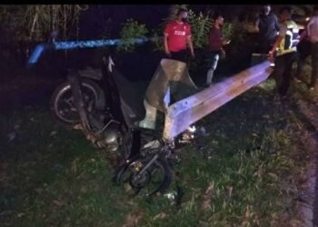 KEADAAN motosikal ditunggangi suspek yang maut selepas terbabas di Bedong, Sungai Petani hari ini.