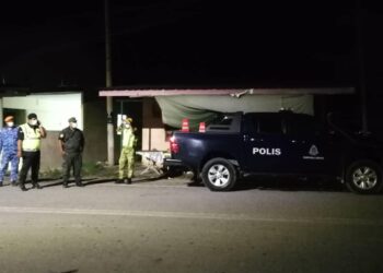 ANGGOTA polis membawa kon dalam kenderaan pacuan empat roda sebagai persediaan sekatan jalan raya (SJR) di hadapan Sekolah Jenis Kebangsaan (SJK) Cina Chin Hun, Sanglang, Perlis malam tadi.