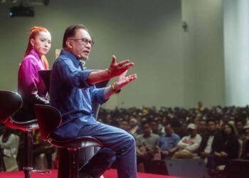 ANWAR Ibrahim berdialog dengan lebih 8,000 anak muda dalam Dialog Anak Muda Temu Anwar di Pusat Konvensyen Kuala Lumpur, semalam. – UTUSAN/ SHIDDIEQIIN ZON