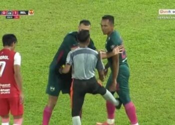 INSIDEN pengadil yang menyepak Fazly Mazlan dalam aksi Piala FA antara Sabah dan Selangor di Stadium Likas, Sabtu lalu.