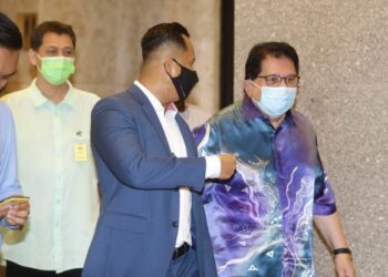 TENGKU Adnan Tengku Mansor (kanan) tiba di Mahkamah Rayuan bagi pendengaran rayuannya terhadap sabitan dan hukuman atas kesalahan menerima rasuah RM2 juta daripada seorang ahli perniagaan di Putrajaya, hari ini.