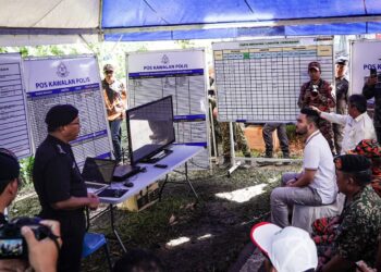 TENGKU Amir Shah Sultan Sharafuddin Idris Shah berkenan mendengar taklimat operasi SAR di lokasi tragedi tanah runtuh di tapak perkhemahan di Jalan Batang Kali-Genting Highlands, Hulu Selangor, hari ini.