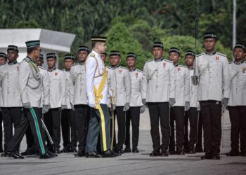 TENGKU Hassanal Ibrahim Alam Shah Al-Sultan Abdullah Ri'ayatuddin Al-Mustafa Billah Shah ketika Majlis Perbarisan Tamat Latihan Pegawai-Pegawai Kadet Imigresen Gred KP41 dan KP29 Siri 1 Tahun 2022 di Dataran Pahlawan Negara, Putrajaya. - UTUSAN/FAIZ ALIF ZUBIR