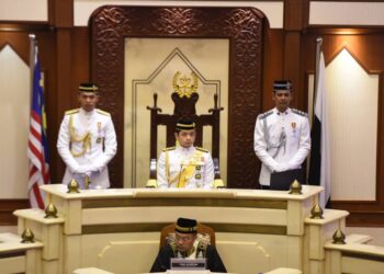 TENGKU HASSANAL IBRAHIM ALAM SHAH Al-Sultan Abdullah Ri’ayatuddin Al-Mustafa Billah Shah (duduk, tengah) mencemar duli menyempurnakan Istiadat Pembukaan Mesyuarat Pertama Penggal Kedua Dewan Undangan Negeri (DUN) Pahang Ke-15 di Wisma Sri Pahang di Kuantan, Pahang.