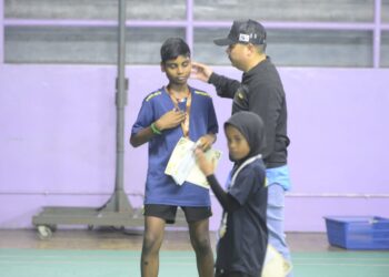 TENGKU AIDY AHMAD SHAH Tengku Kamil Ismail (kanan) memberikan kata-kata semangat kepada pemenang tempat ketiga kategori remaja Kejohanan Badminton Remaja dan Pahang Tertutup 2022 di Dewan Persatuan Badminton Pahang di Kuantan, Pahang. - UTUSAN/SHAIKH AHMAD RAZIF