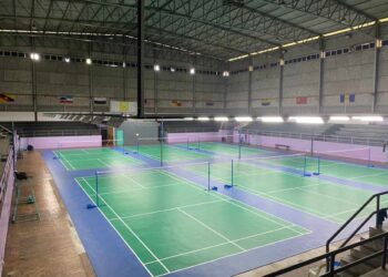 GELANGGANG Dewan Persatuan Badminton Pahang berwajah baharu selepas dibuat penukaran karpet yang lebih selesa dan berkualiti tinggi.
