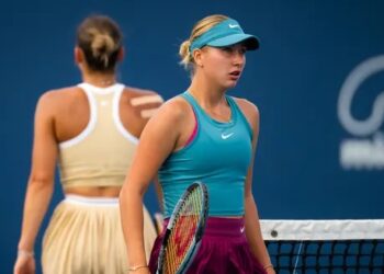 ANASTASIA Potapova (kanan) berlalu melewati lawannya, Marta Kostyuk sejurus tamat perlawanan di Miami semalam. 
– IHSAN MEDIA SOSIAL