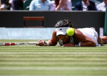 HEATHER Watson terjatuh ketika cuba membalas pukulan pemain Slovenia, Kaja Juvan pada pusingan ketiga Wimbledon di All England Club, London semalam. – AFP