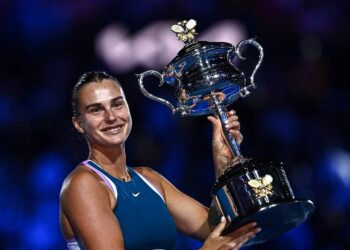 ARYNA Sabalenka menjulang trofi Terbuka Australia selepas menewaskan Elena Rybakina di Melbourne hari ini. - AFP