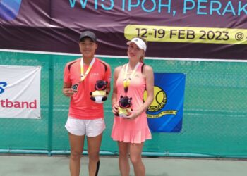 LI Yu Yun (kiri) dan Anastasiia Poplavska muncul juara acara beregu Kejohanan Tenis Sanctband ITF World Tenis di Ipoh hari ini. - UTUSAN