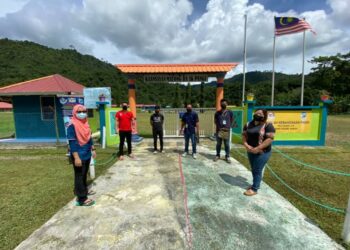 PERTEMUAN SKMM dengan guru SK Pangi baru-baru ini bagi mencari penyelesaian masalah internet yang dihadapi mereka.- FOTO IHSAN SKMM