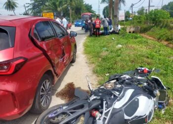 KEMALANGAN di hadapan sebuah stesen minyak Petronas membabitkan tiga kenderaan, iaitu kereta jenis Honda City dan dua buah motosikal jenis Yamaha serta BMW di Kuala Rompin di Rompin, Pahang. - FOTO IHSAN POLIS ROMPIN